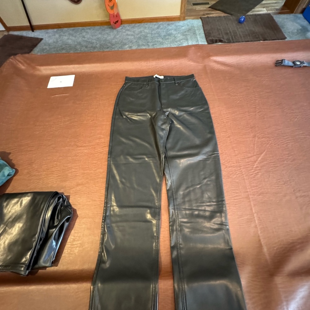 A&F Vegan Leather 90s Straight Pant. Black. 14L